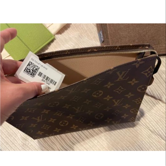 Authentic ✨Louis Vuitton Toiletry 26 with samorga insert. Brand new in dustbag - Picture 8 of 8